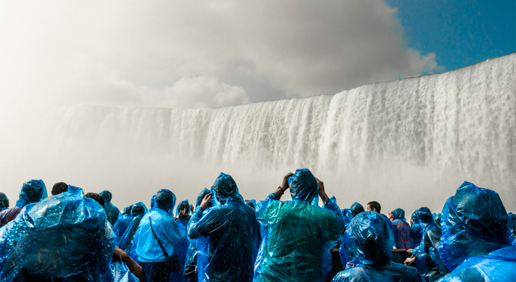 Kanada Ontario Niagarafälle Leute im Boot Foto iStock Mike Kolesnikov.jpg